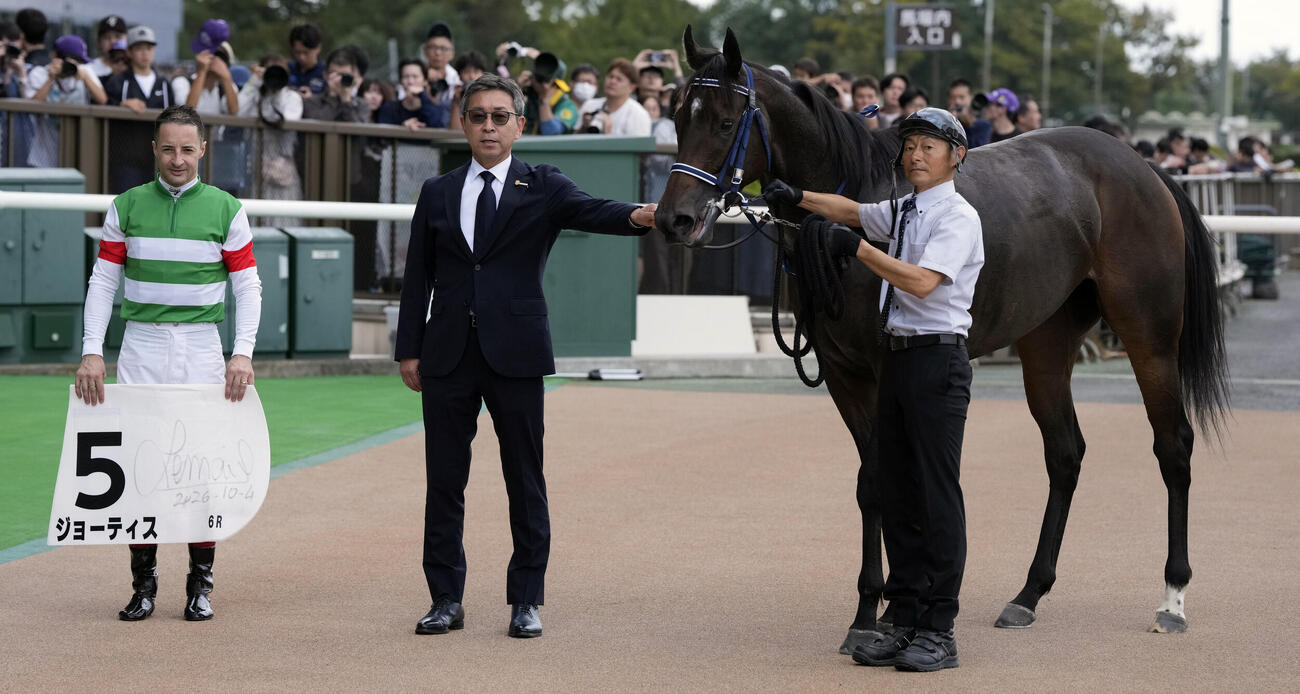 東京6R、2歳新馬戦を制したジョーティスと口取りに納まるC・ルメール騎手（撮影・小島史椰）