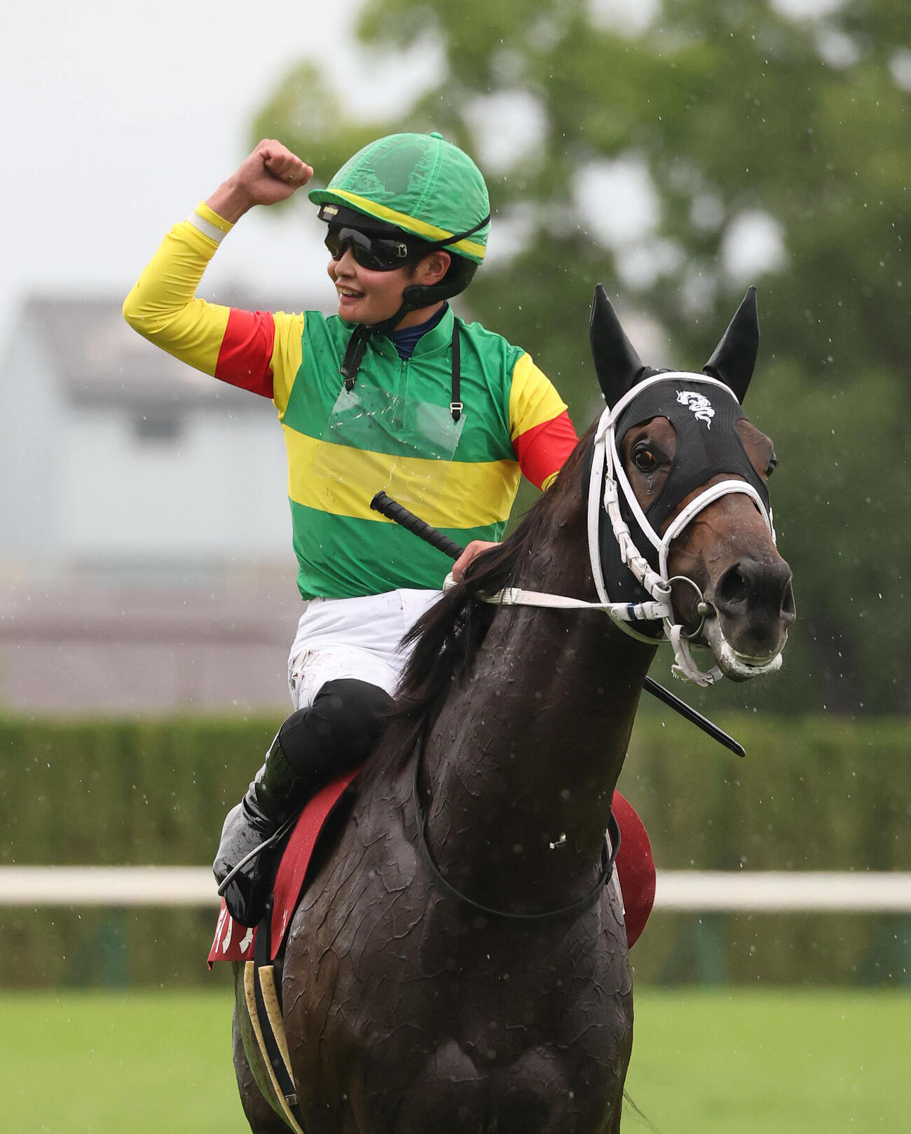 エコロディノスで京都大賞典を制しJRA重賞初制覇の田口貫太騎手はガッツポーズ（撮影・白石智彦）