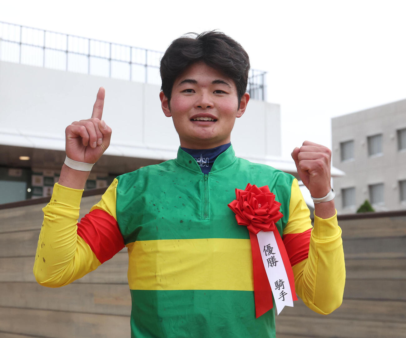 エコロディノスで京都大賞典を制しJRA重賞初制覇の田口貫太騎手は笑顔でガッツポーズ（撮影・白石智彦）