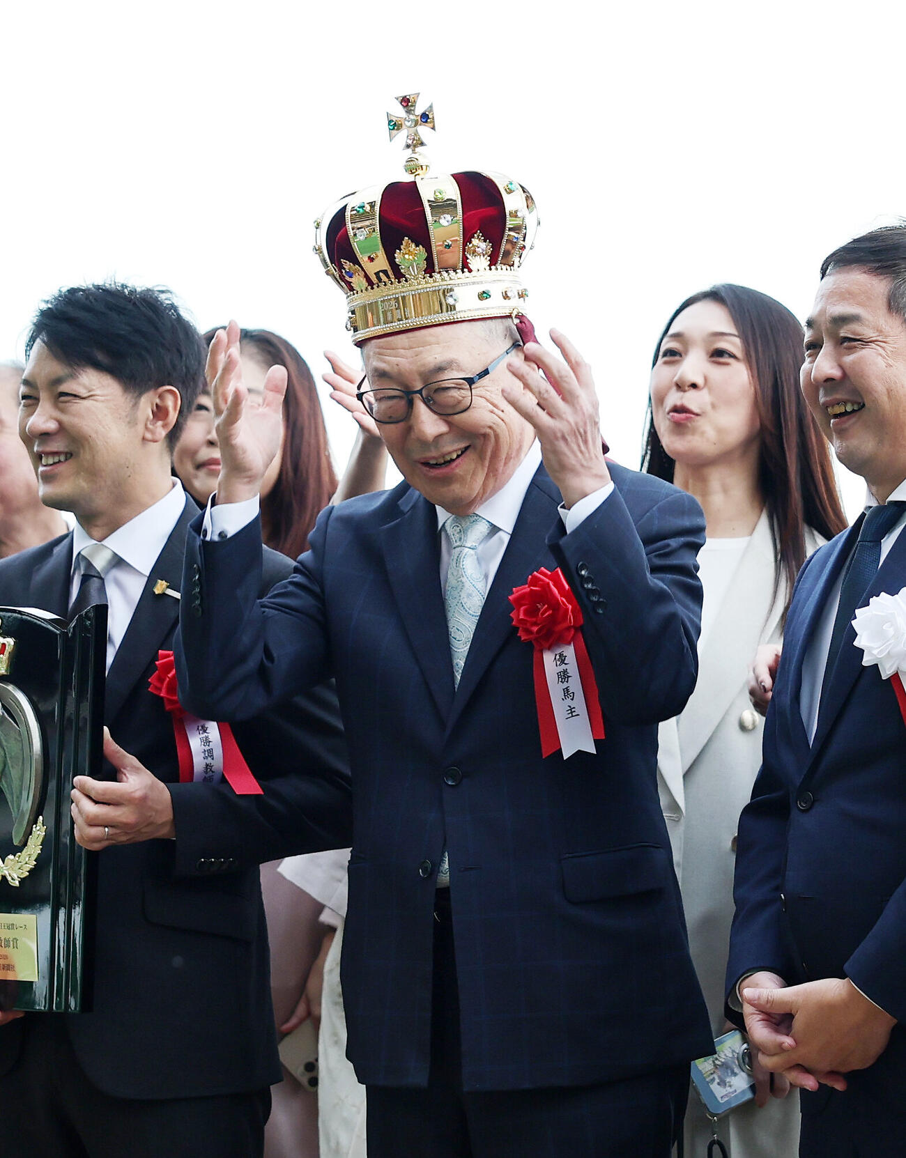毎日王冠を制し王冠を被る西山茂行オーナー（撮影・鈴木正人）