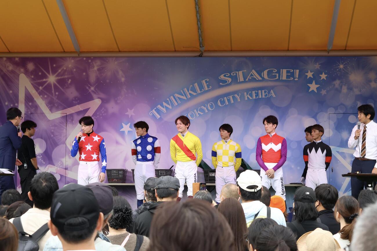 チャリティーオークションに出演した、右からハマカーンの浜谷健司、西優哉騎手、和田譲治騎手、藤本現暉騎手、笹川翼騎手、田中洸多騎手、御神本訓史騎手、ハマカーンの神田伸一郎