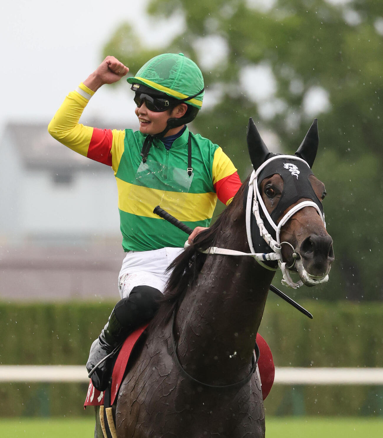 エコロディノスで京都大賞典を制しJRA重賞初制覇の田口貫太騎手はガッツポーズ（撮影・白石智彦）