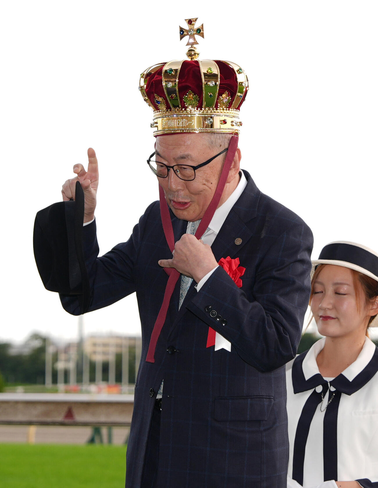 毎日王冠を制し王冠を被る西山茂行オーナー（撮影・小島史椰）