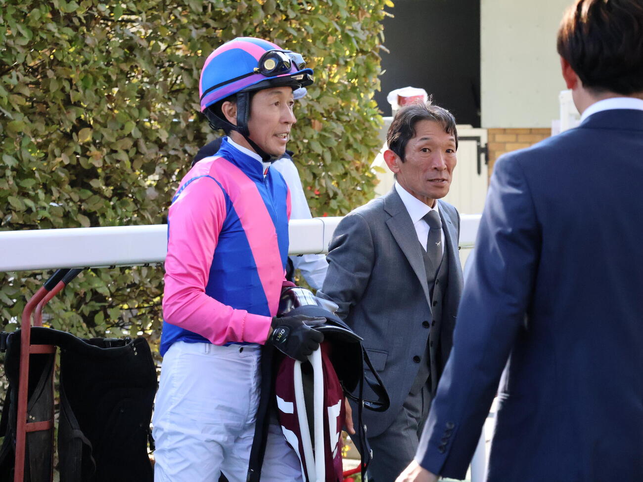 レース後の武豊騎手（左）と石橋師（右）