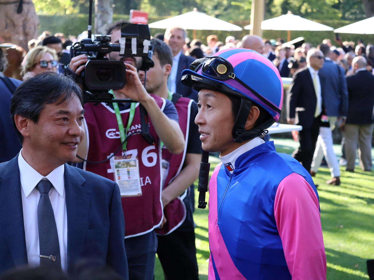 凱旋門賞のパドックで松本好隆オーナー（左）と話す武豊騎手（右）