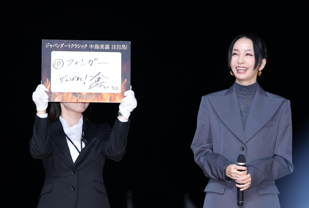 ミニトークショーに臨む中島美嘉（撮影・鈴木正人）