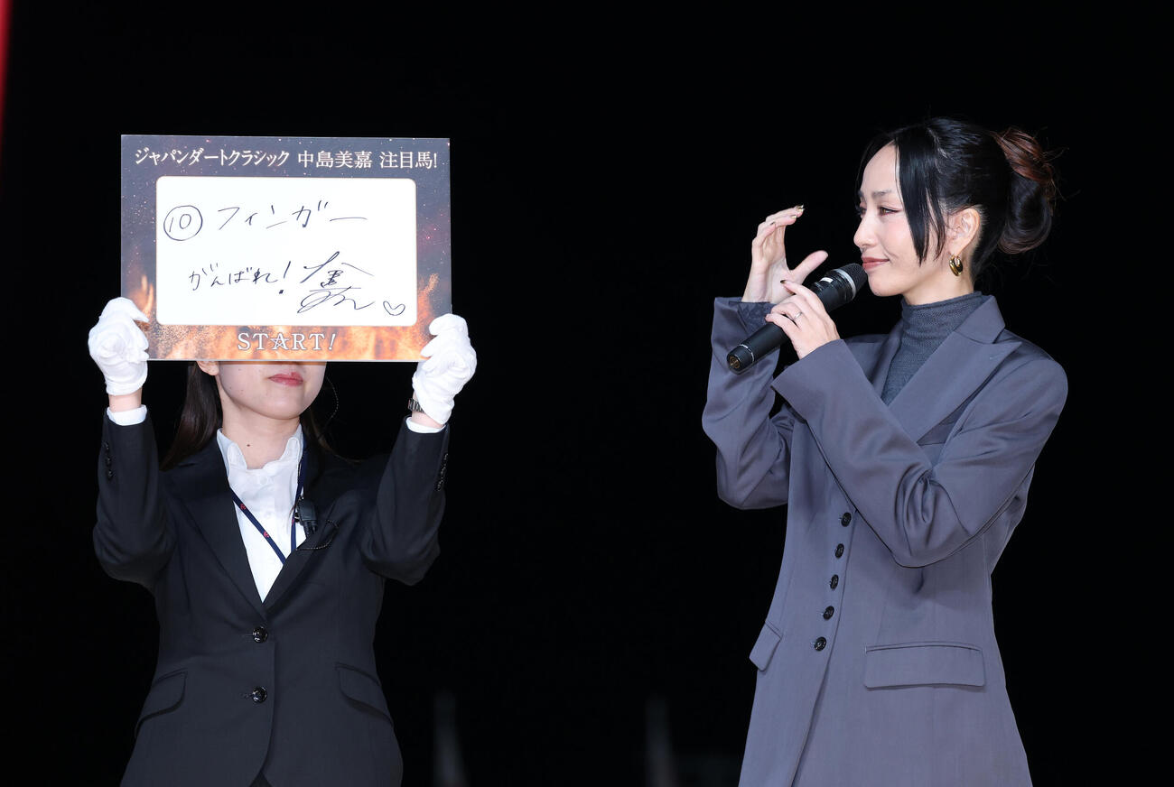 ミニトークショーに臨む中島美嘉（撮影・鈴木正人）