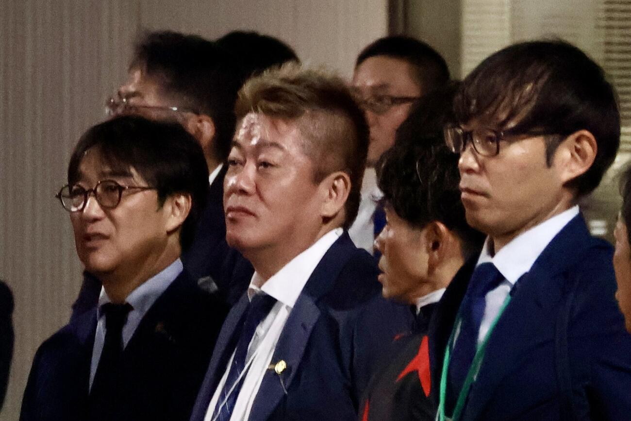 ジャパンダートクラシックに出走したイッテラッシャイを見守る堀江貴文氏（撮影・牛山基康）