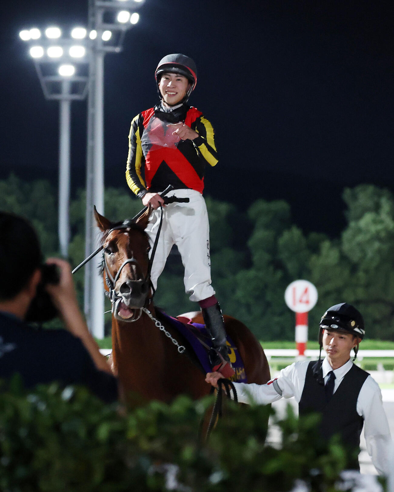 大井11R　ジャパンダートクラシックを制したシルバーレシオと笑顔を見せる横山武史騎手（撮影・鈴木正人）