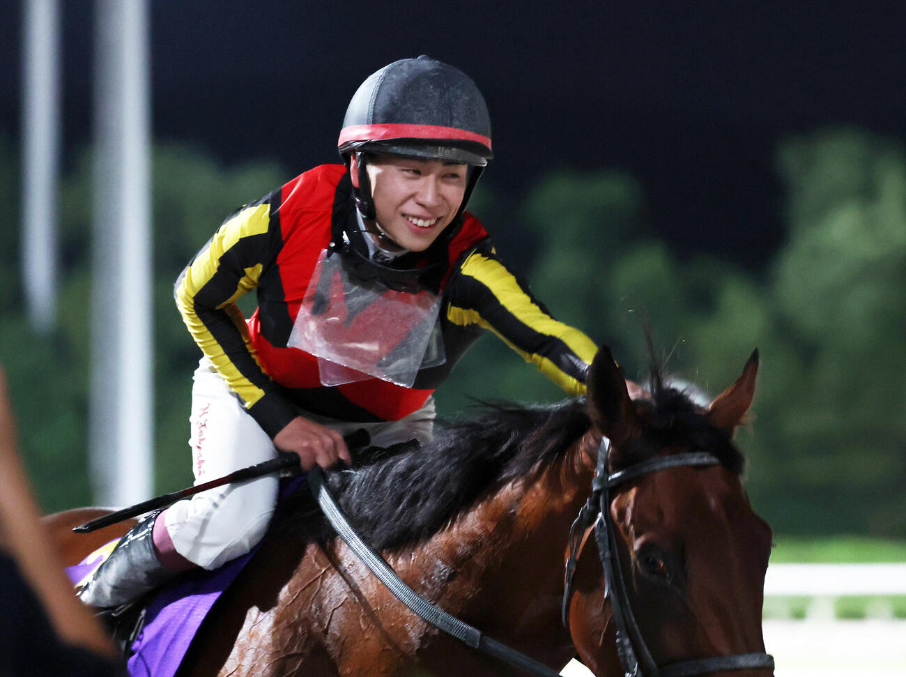 大井11R　ジャパンダートクラシックを制したシルバーレシオと笑顔を見せる横山武史騎手（撮影・鈴木正人）