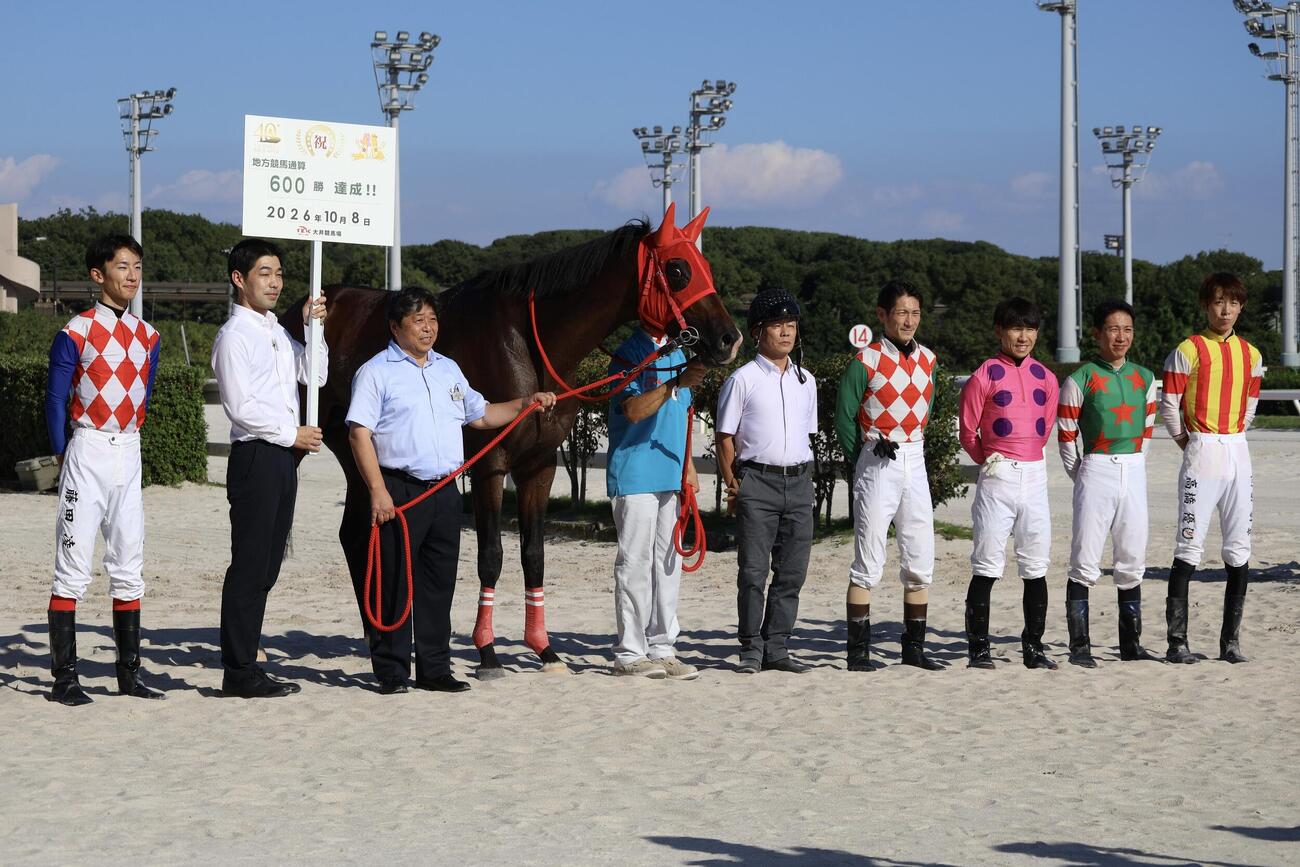 8日の大井1Rをロイヤルドリームが勝ち地方競馬通算600勝を達成した大井の堀千亜樹調教師（左から3人目）