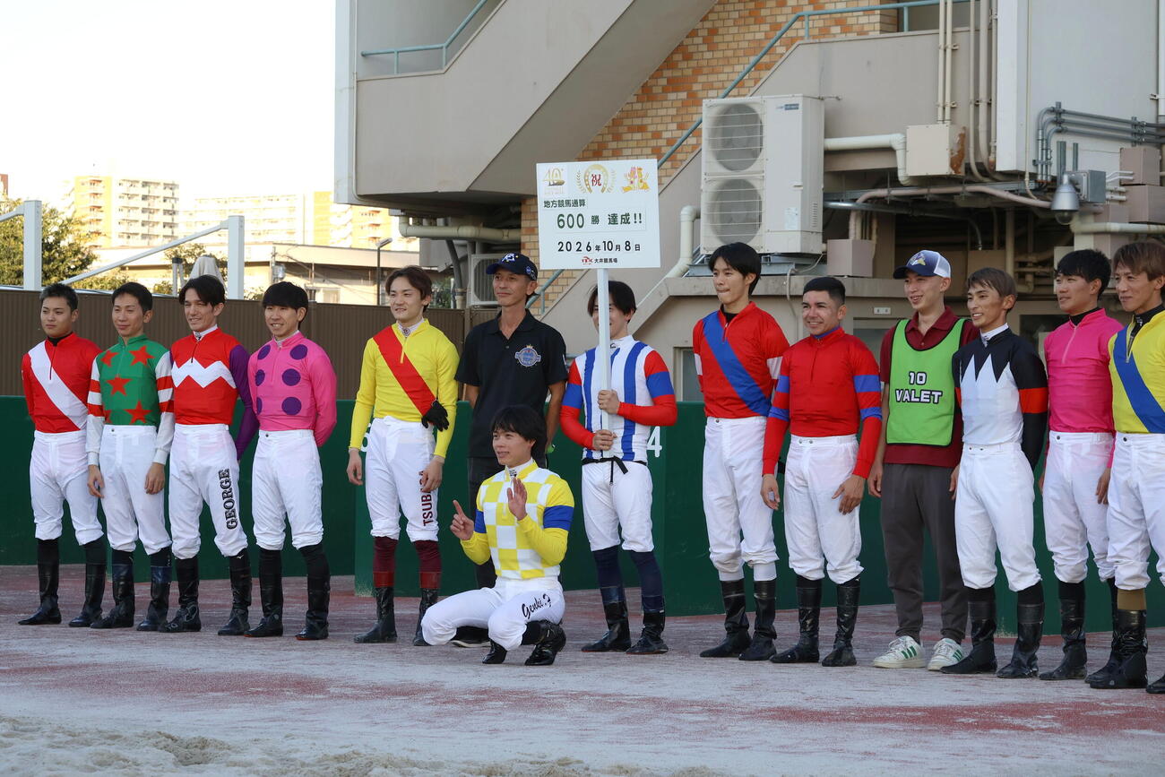 8日の大井4Rで地方競馬通算600勝を達成した大井の藤本現暉騎手（中央前）