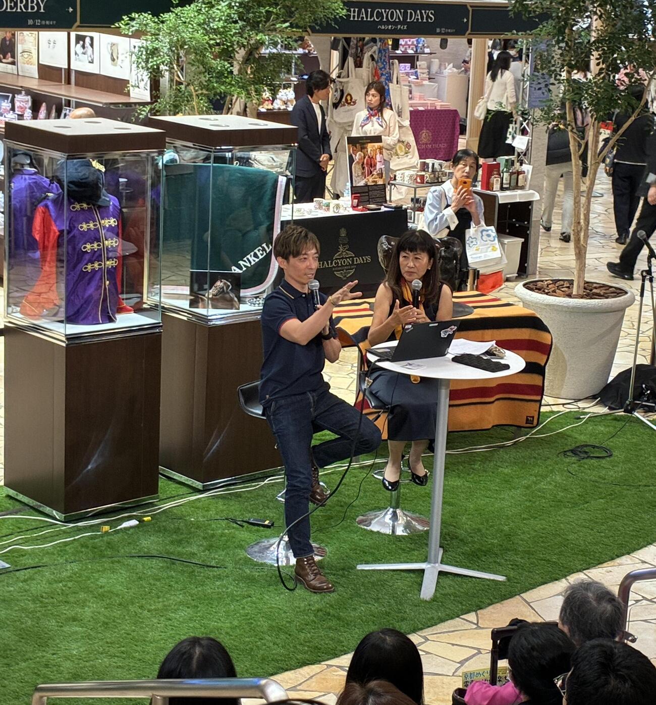 大阪市の阪急うめだ本店でトークショーに出席した川田将雅騎手（左）とヴェリアン花子さん（撮影・太田尚樹）