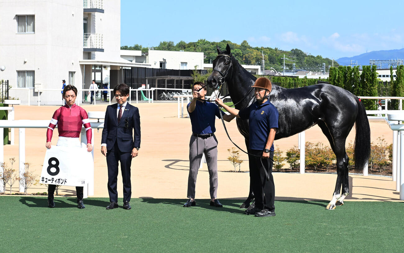 京都5R、新馬戦を制したキューティボンドと口取りに並ぶ川田将雅騎手（撮影・和賀正仁）