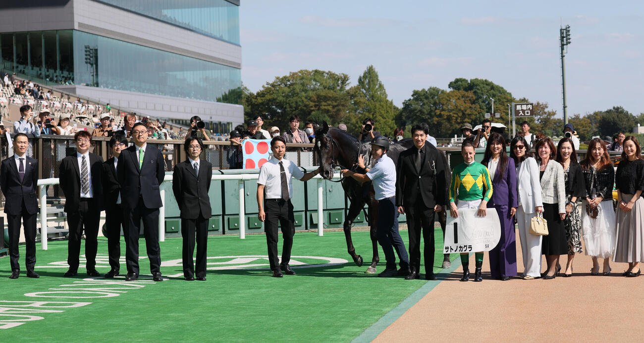 東京5R、2歳新馬戦を制したサトノカグラの口取りをする木村哲也調教師とクリストフ・ルメール騎手（撮影・丹羽敏通）