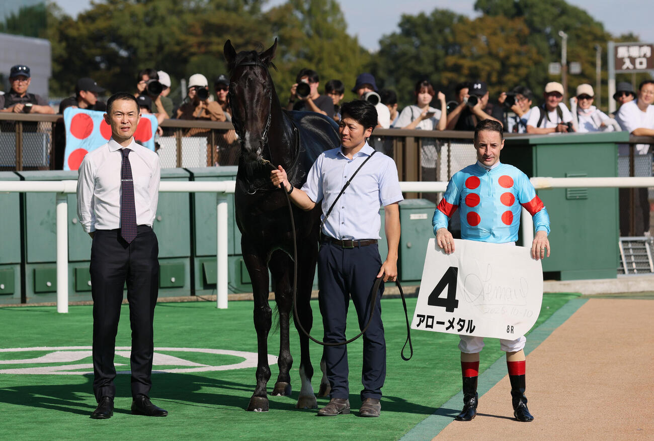 東京8R、3歳上1勝クラスを制したアローメタルの口取りをする木村哲也調教師とクリストフ・ルメール騎手（撮影・丹羽敏通）