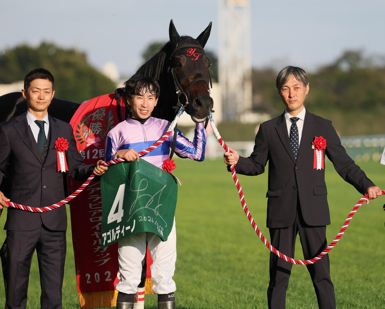 サウジアラビアRCを制したアゴルディーノの口取りをする横山和生騎手と高木大輔調教助手（右）（撮影・丹羽敏通）