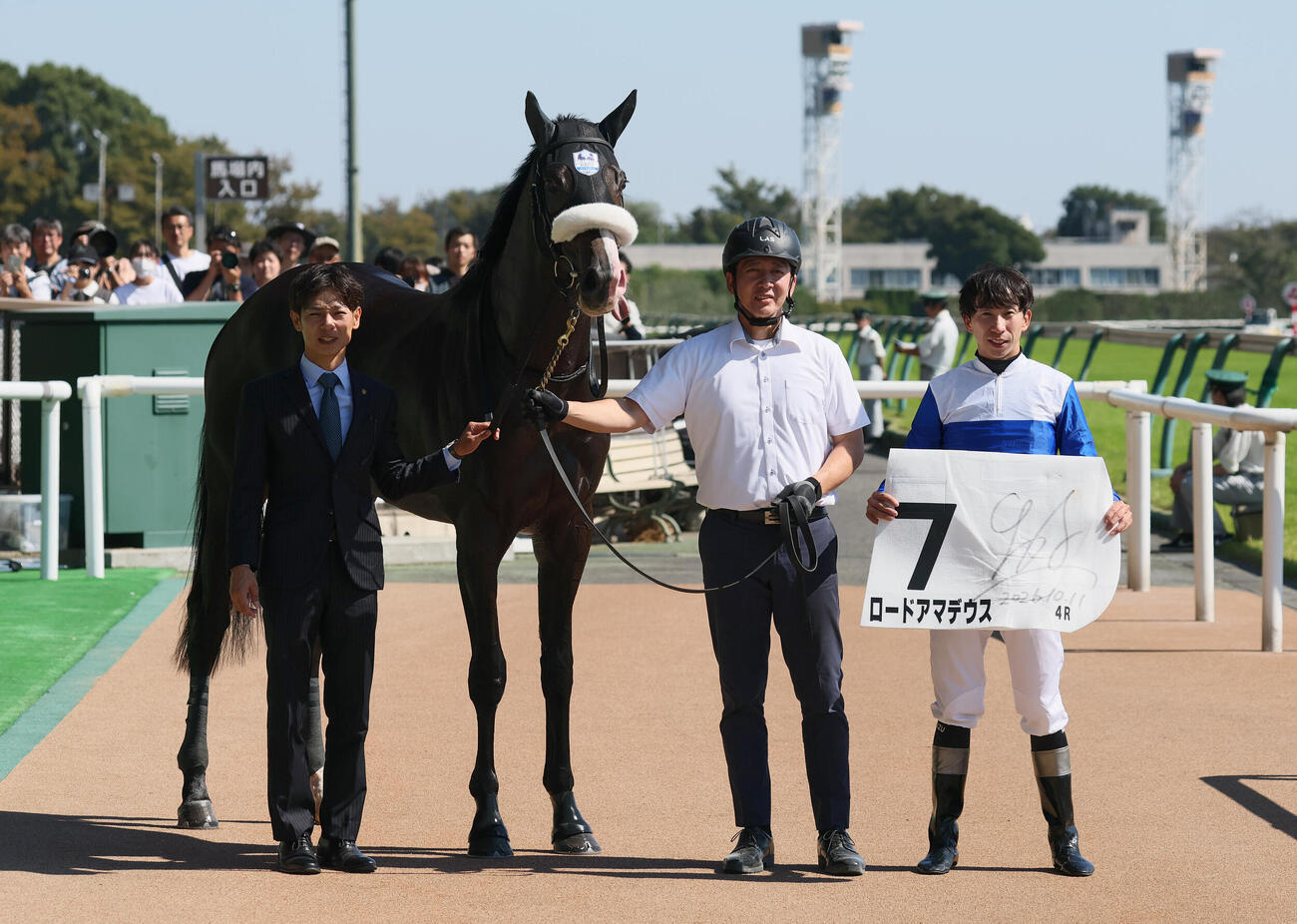 東京4R、2歳新馬戦を制したロードアマデウスの口取りをする嘉藤貴行調教師と横山和生騎手（撮影・丹羽敏通）