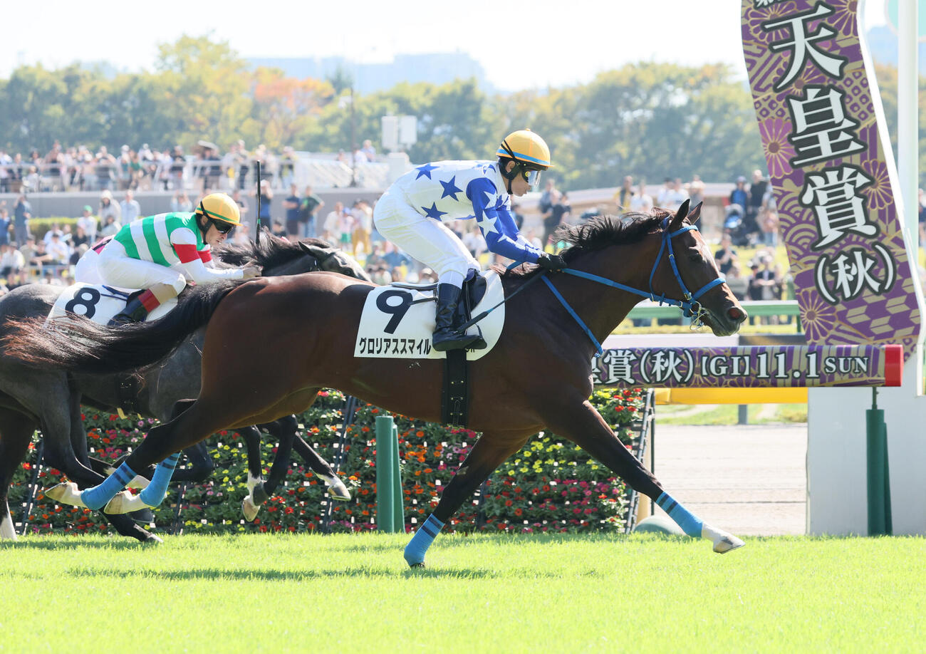 東京5R、2歳新馬戦を制したグロリアススマイルと戸崎圭太騎手（撮影・丹羽敏通）