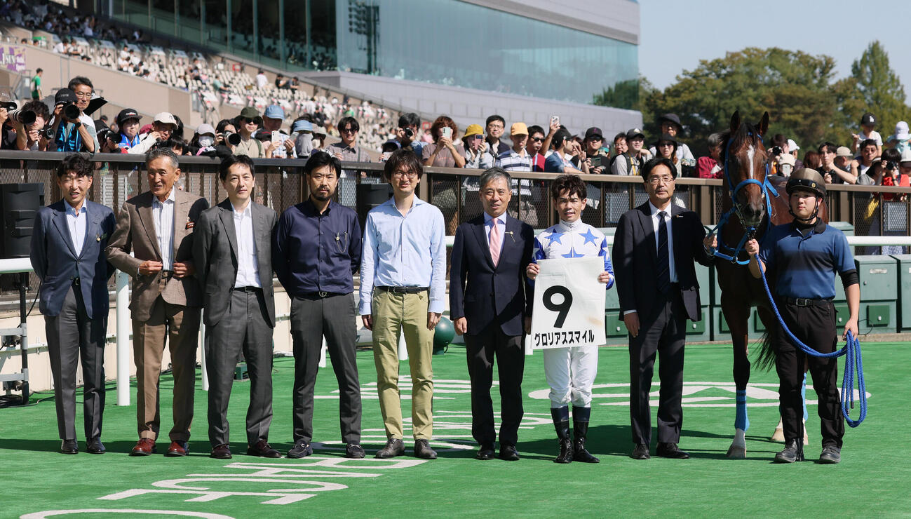 東京5R、2歳新馬戦を制したグロリアススマイルの口取りをする戸崎圭太騎手と小笠倫弘師（撮影・丹羽敏通）