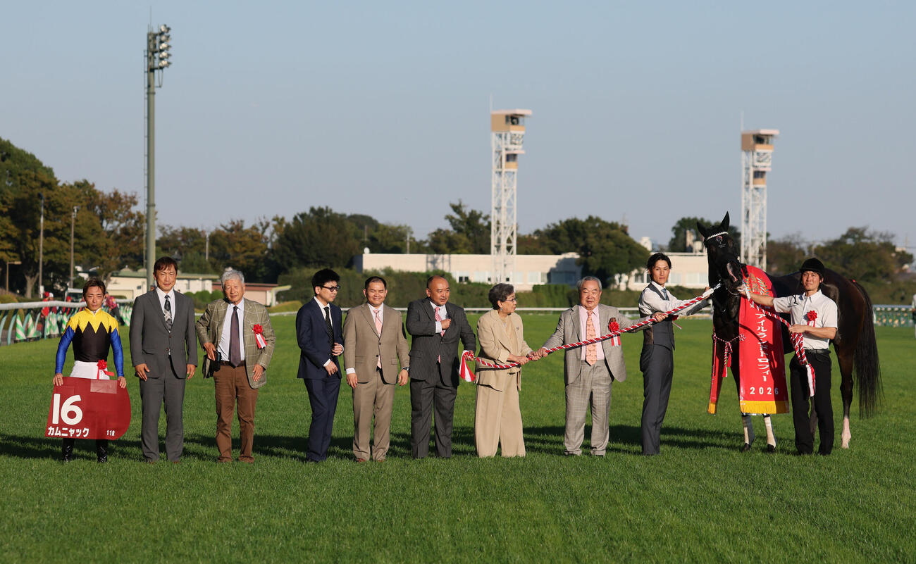東京11R、アイルランドTを制したカムニャックの口取りをする川田将雅騎手（撮影・丹羽敏通）