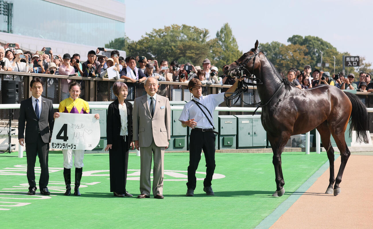 東京3R、2歳未勝利戦を制したモンサンラパージュの口取りをする清水久嗣師とミカエル・ミシェル騎手（撮影・丹羽敏通）