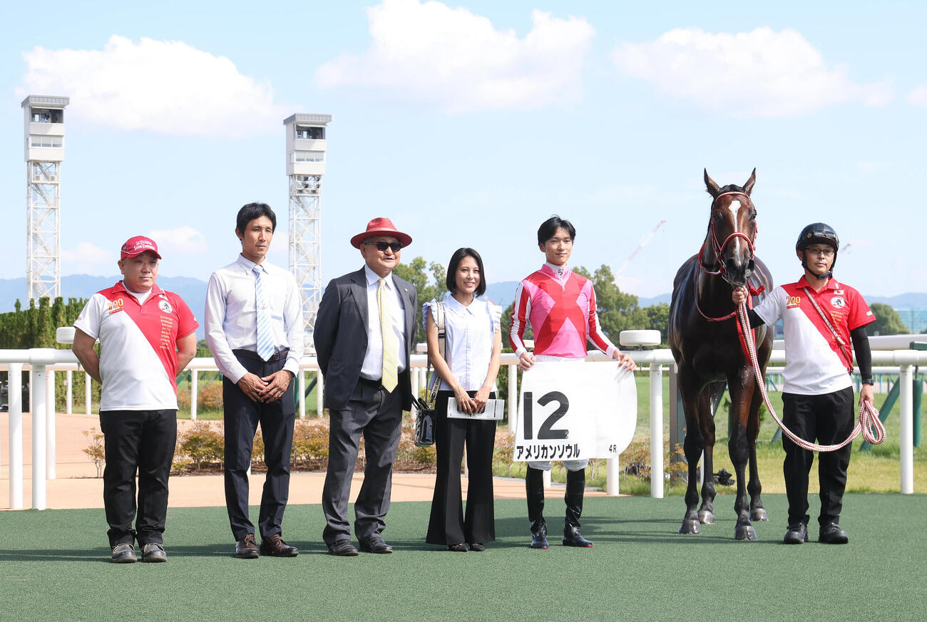 京都4R、新馬戦を制したアメリカンソウルと口取りに並ぶ坂井瑠星騎手（右から2人目）（撮影・白石智彦）