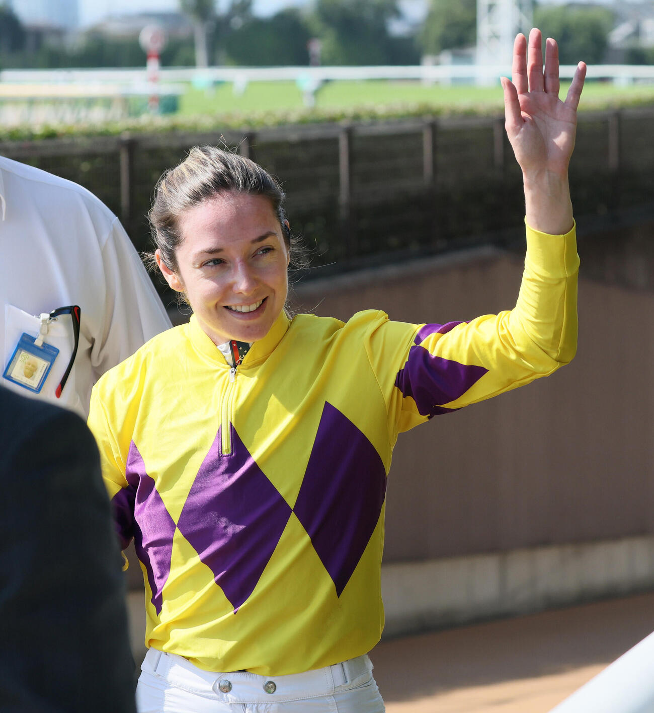 東京3R2歳未勝利戦をモンサンラパージュで制して声援に応えるミカエル・ミシェル騎手（撮影・丹羽敏通）