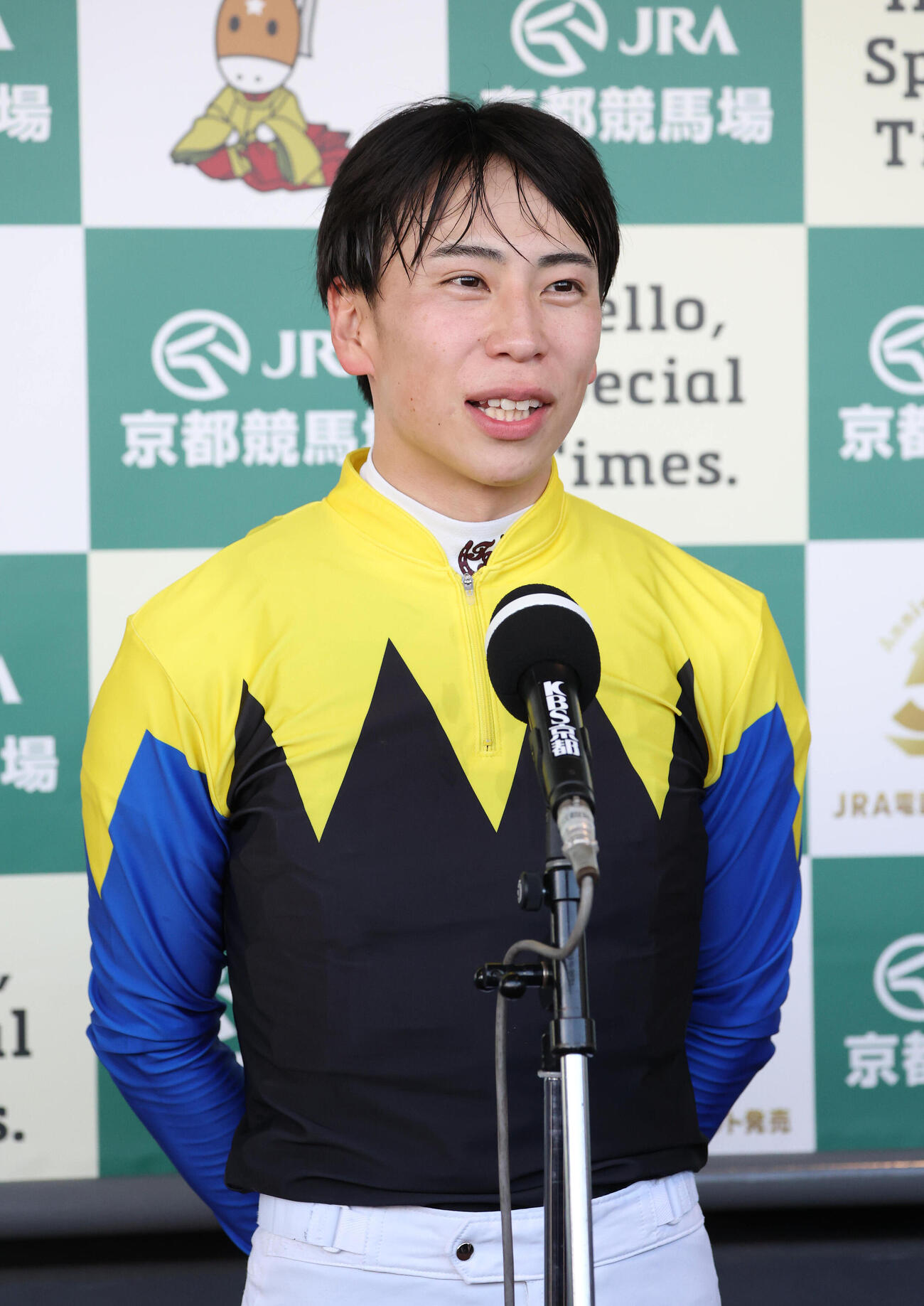 共同インタビューに答える横山武史騎手（撮影・白石智彦）