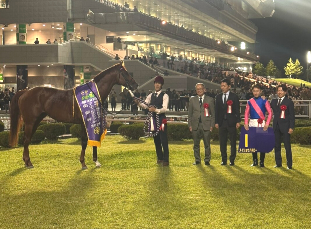 メイショウハチローで南部杯を制し口取りに臨む吉原寛人騎手（撮影・松田直樹）