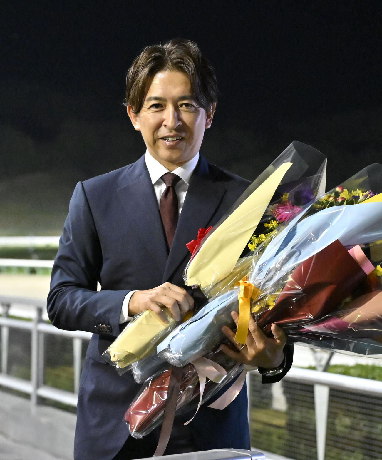 南部杯をメイショウハチローで制し、花束を手にする福永祐一調教師（共同）