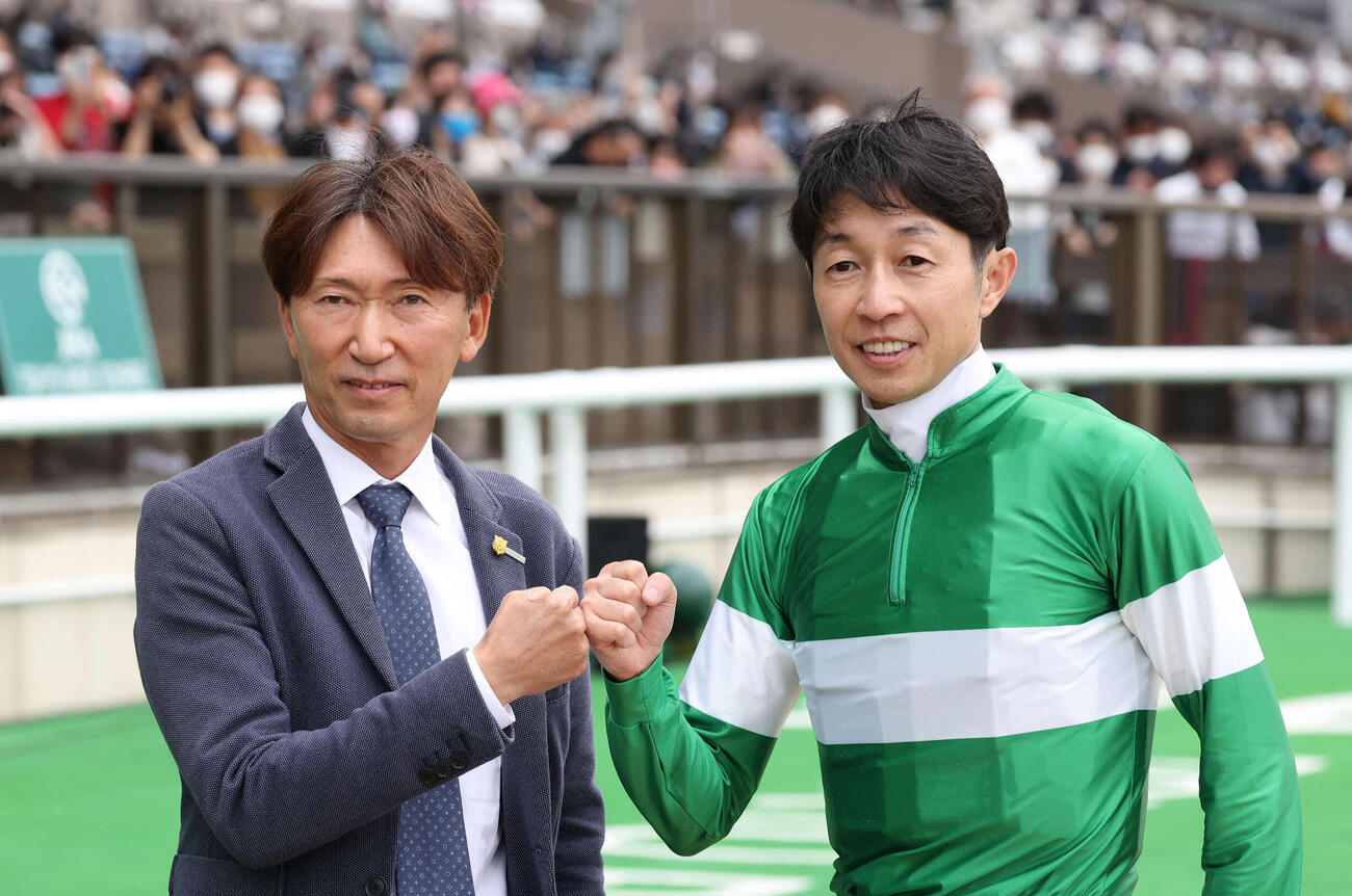 蛯名正義師（右）と武豊騎手（2022年5月撮影）