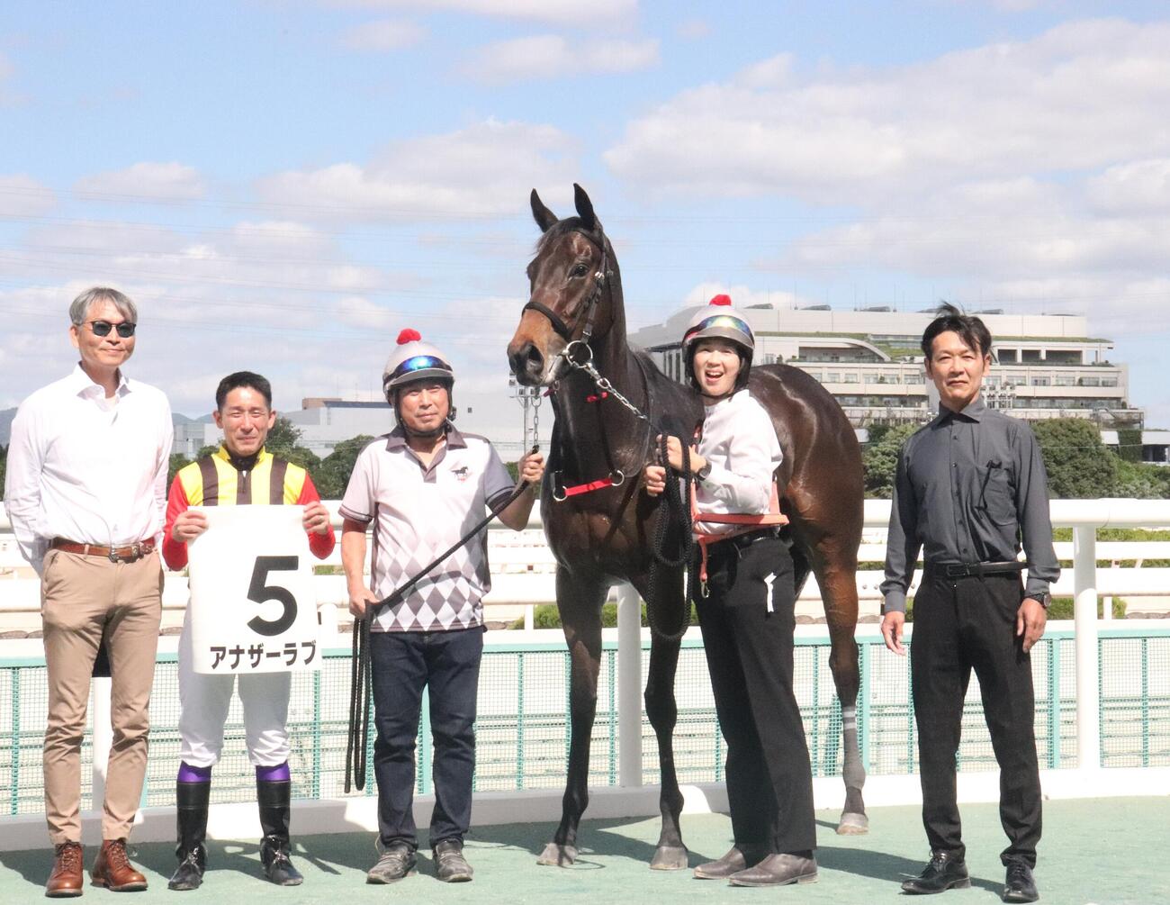15日の園田3Rで開業後初勝利を挙げた田中学調教師（右端）