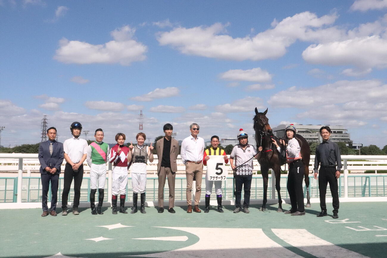 15日の園田3Rで開業後初勝利を挙げ、口取りを行う田中学調教師（右端）ら関係者