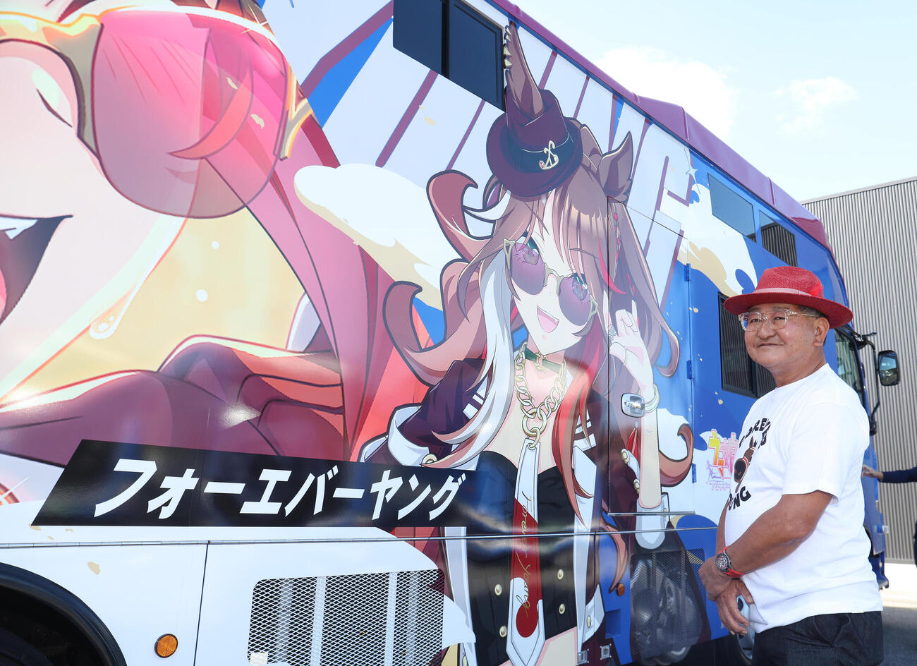 完成したウマ娘のフォーエバーヤンがグラッピングされた馬運車を見つめる矢作芳人調教師（撮影・白石智彦）