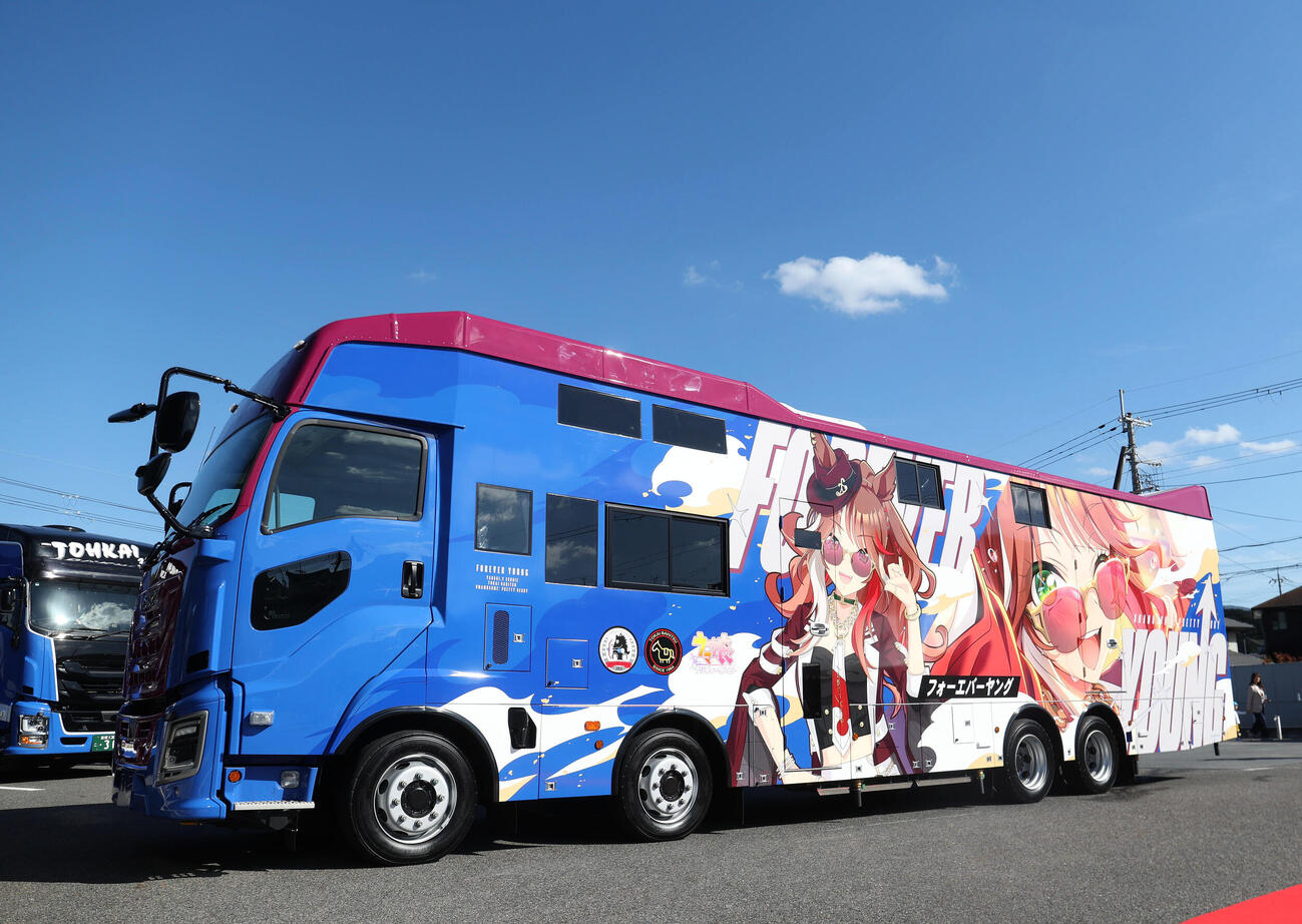 お披露目されるウマ娘のフォーエバーヤンがグラッピングされた馬運車（撮影・白石智彦）