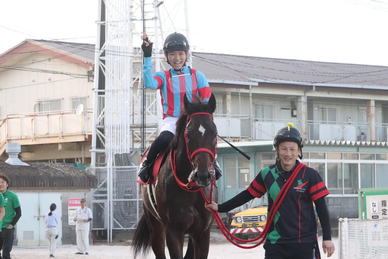 園田オータムトロフィーを制したハイラブレジェンドと馬上でピースサインを掲げる小谷哲平騎手
