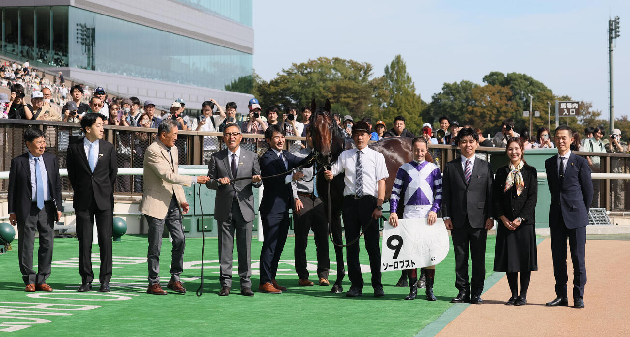 東京5R、2歳新馬戦を制したソーロブストの口取りをするクリストフ・ルメール騎手と木村哲也調教師（撮影・丹羽敏通）