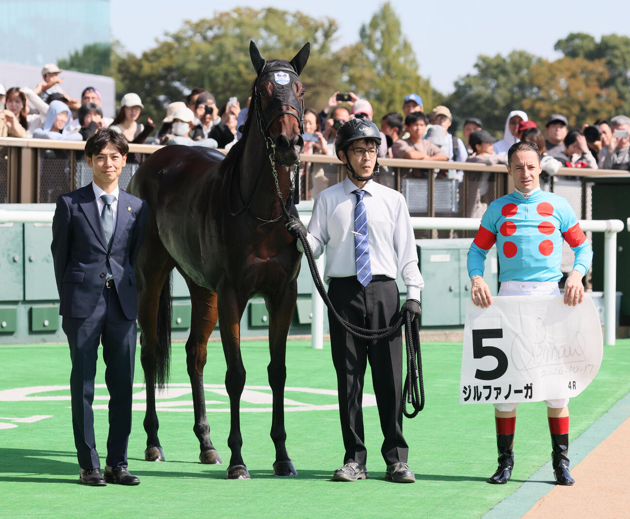 東京4R、2歳新馬戦を制したジルファノーガの口取りをする嘉藤貴行調教師とクリストフ・ルメール騎手（撮影・丹羽敏通）