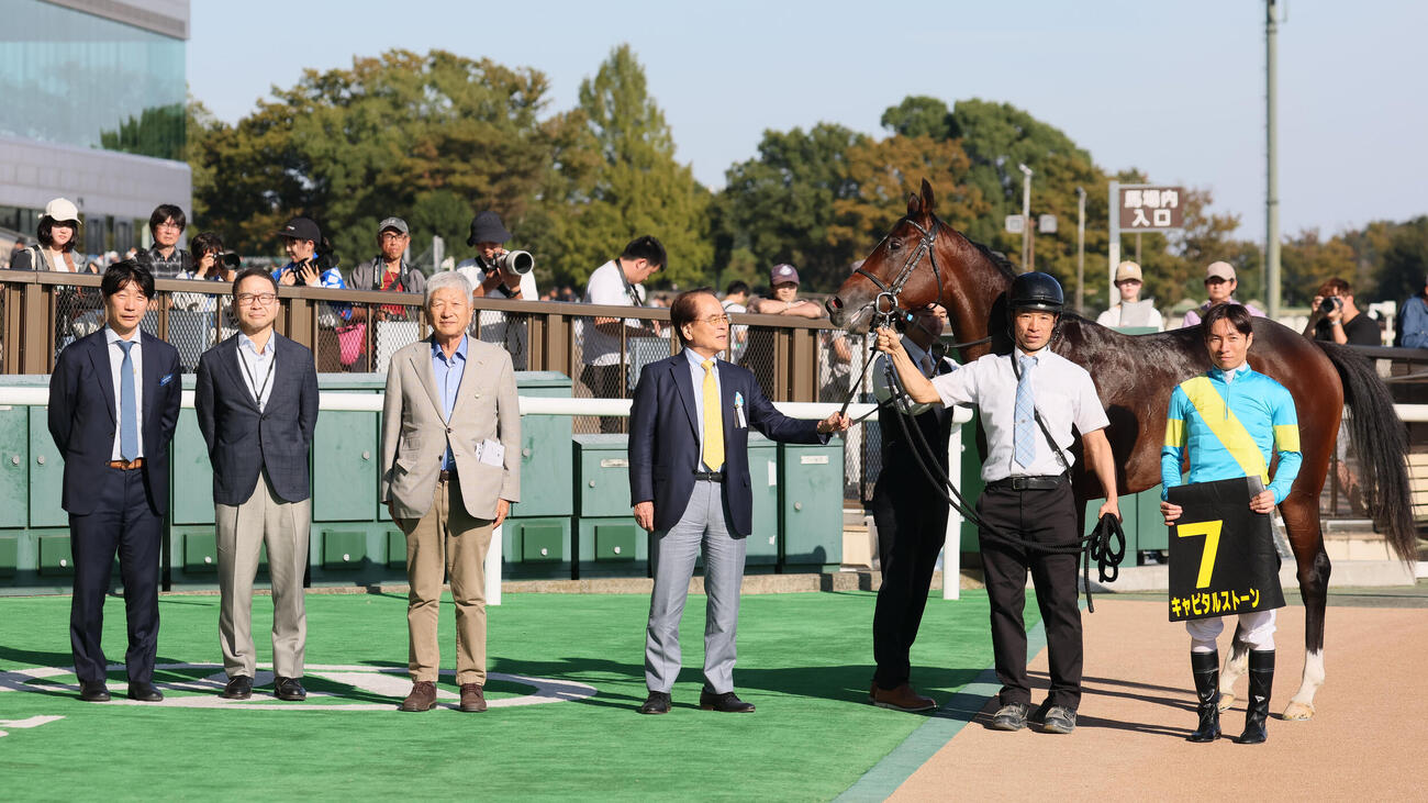 東京9R、アイビーSを制したキャピタルストーンの口取りをする大野拓弥騎手と関係者（撮影・丹羽敏通）