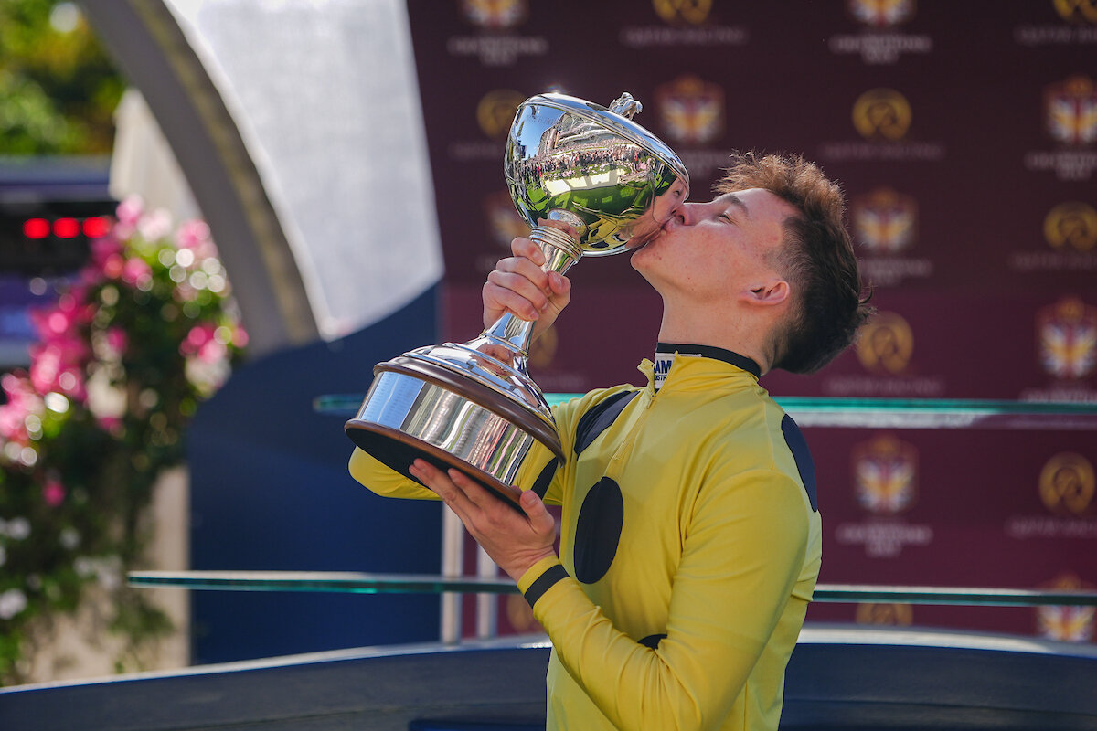 トロフィーにキスするビリー・ロックネイン騎手（C）Megan　Rose　Photography