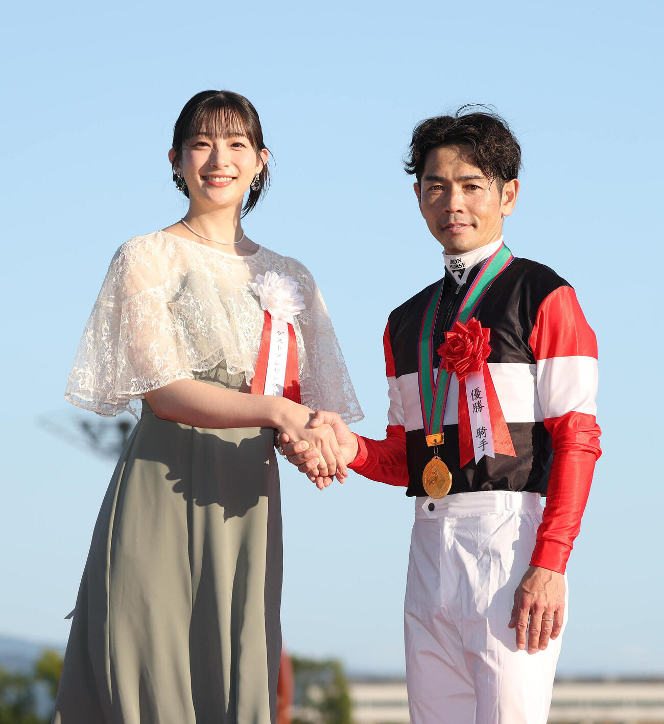 握手するプレゼンターの足立梨花（左）と戸崎圭太騎手（撮影・白石智彦）