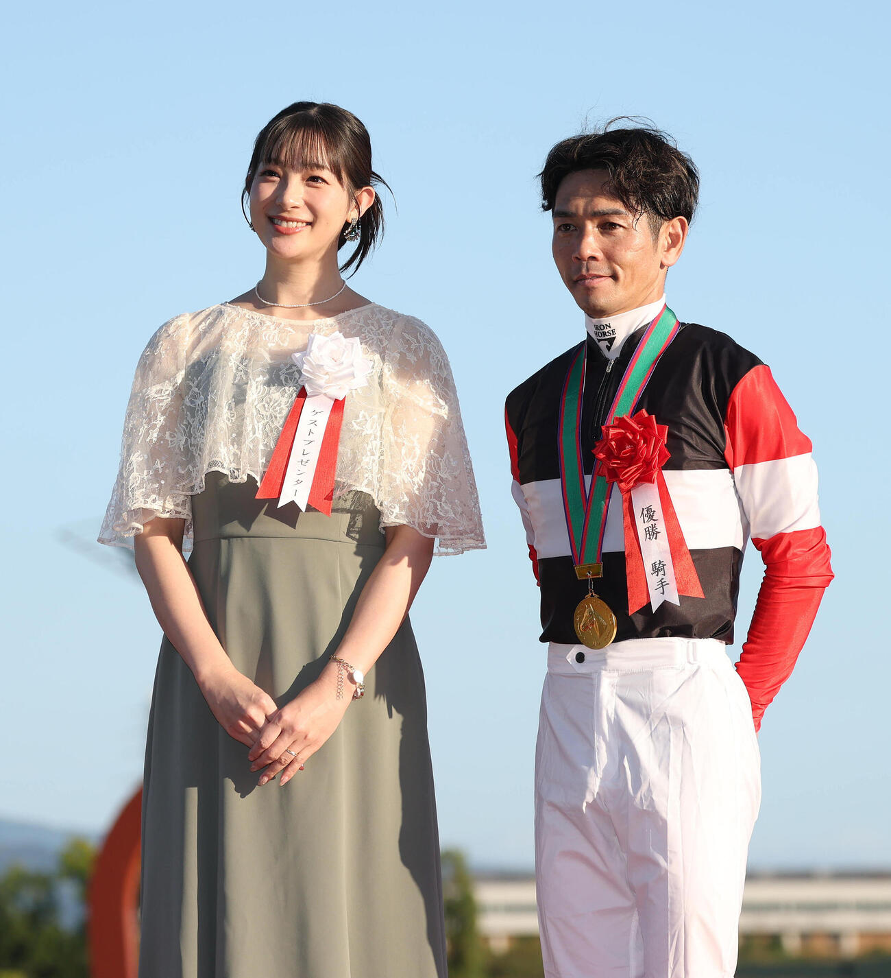 記念写真に納まるプレゼンターの足立梨花（左）と戸崎圭太騎手（撮影・白石智彦）