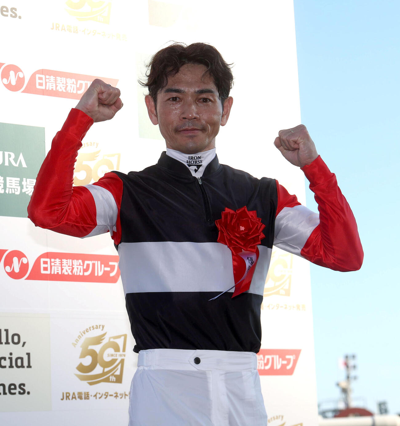 秋華賞、ヒーローインタビューを終えガッツポーズする戸崎圭太騎手（撮影・白石智彦）