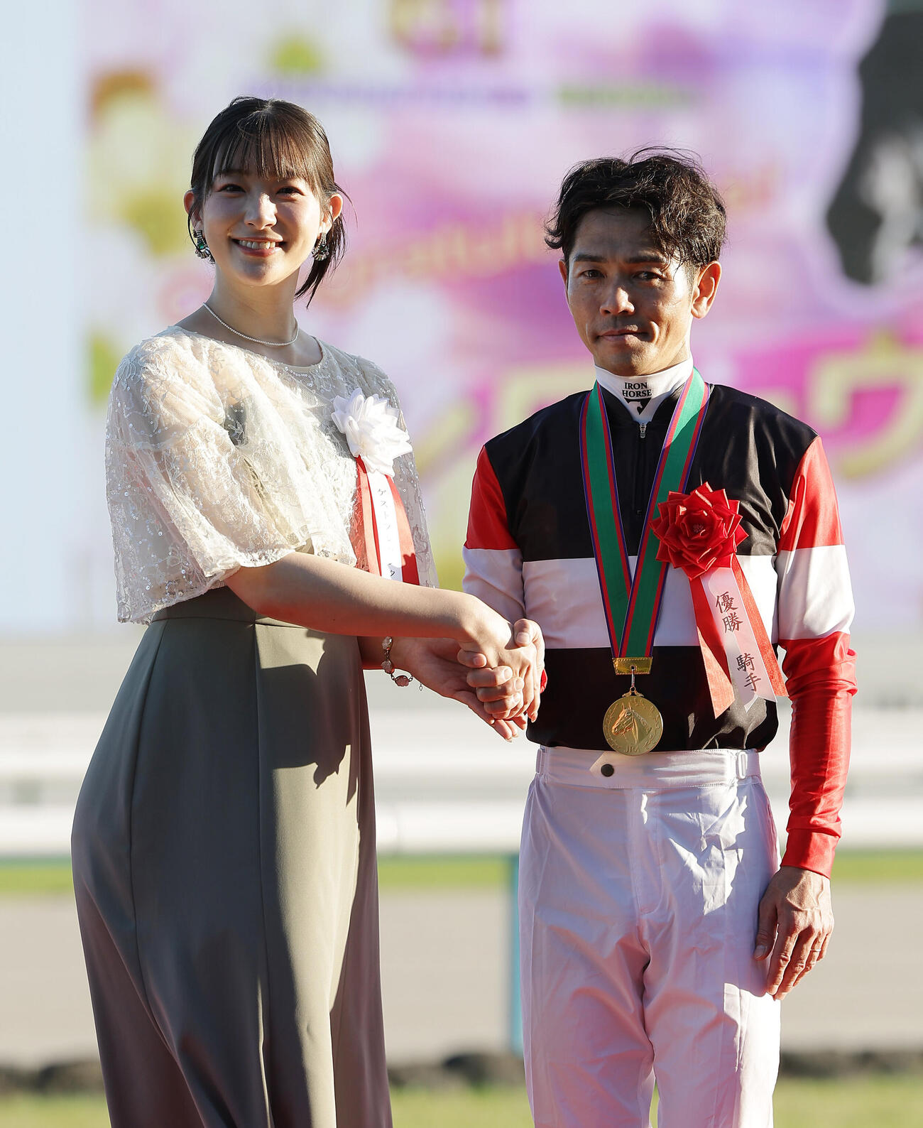 秋華賞の表彰式で写真に納まるプレゼンターを務めた足立梨花（左）と戸崎圭太（撮影・前田充）
