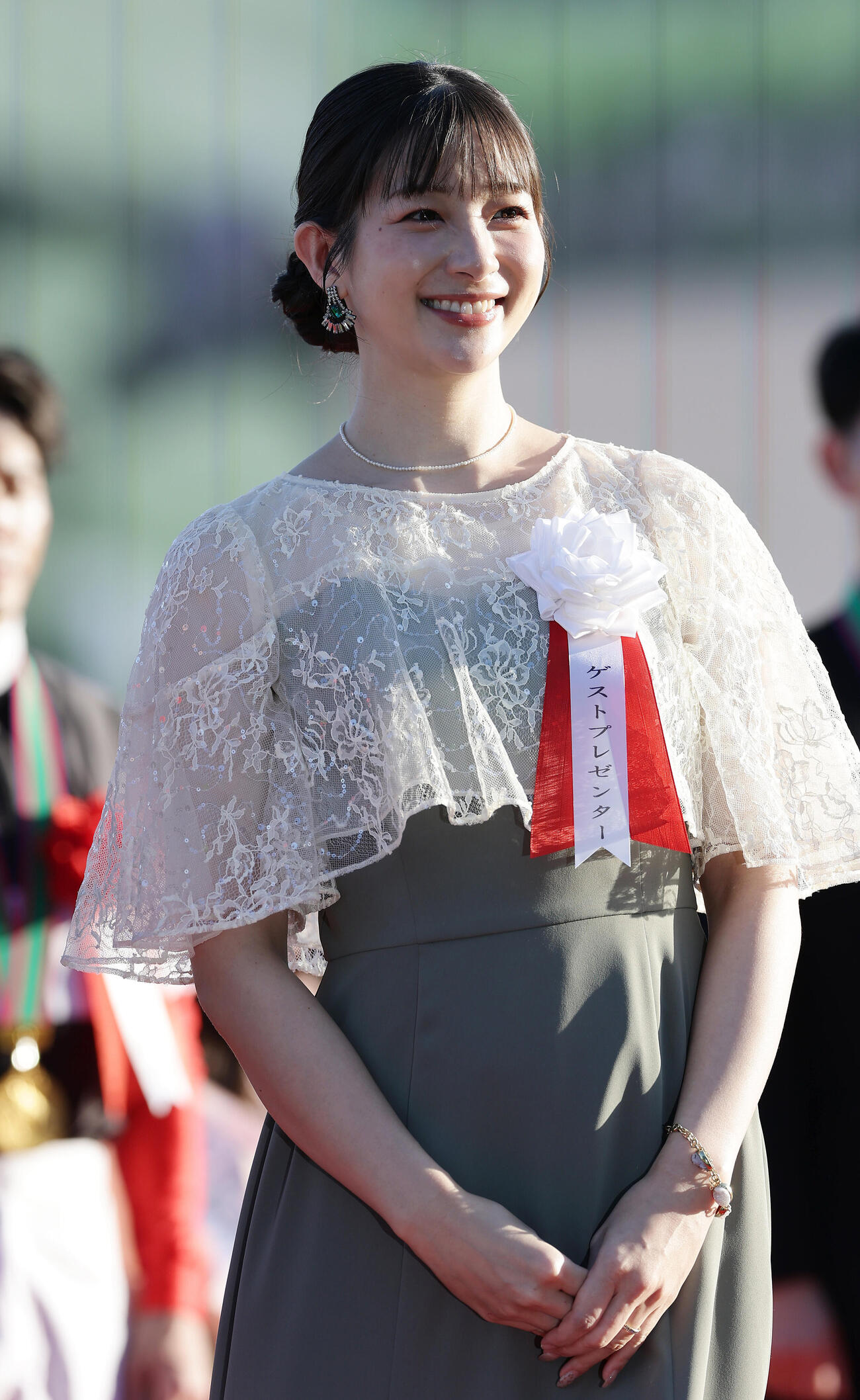秋華賞の表彰式でプレゼンターを務めた足立梨花（撮影・前田充）