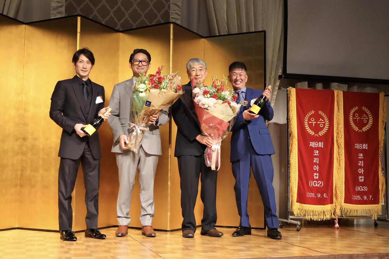 コリアカップ連覇のディクテオン優勝祝賀会で記念撮影に納まる、右から荒山勝徳調教師、追分ファームの吉田晴哉代表、G1レーシングの吉田正志代表、矢野貴之騎手
