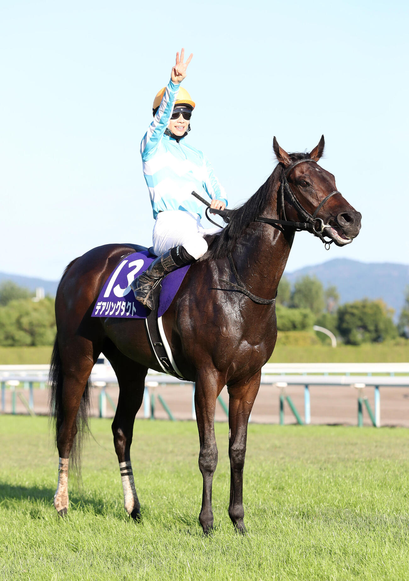 デアリングタクトで牝馬三冠を達成し指を3本立てる松山騎手