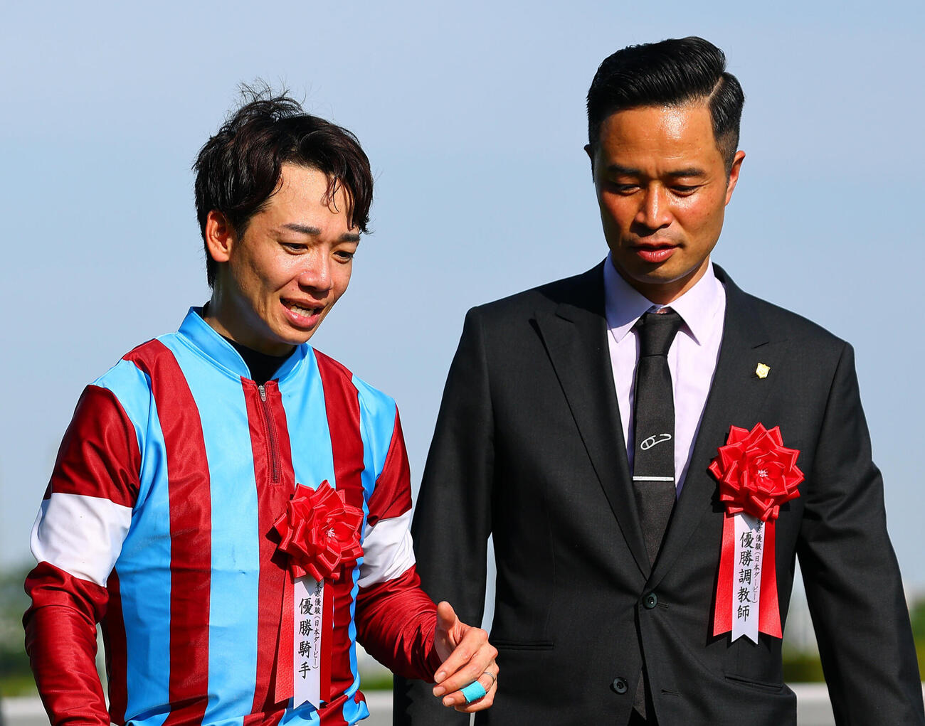 ロブチェンでダービーを制した松山弘平騎手（左）と杉山晴紀調教師