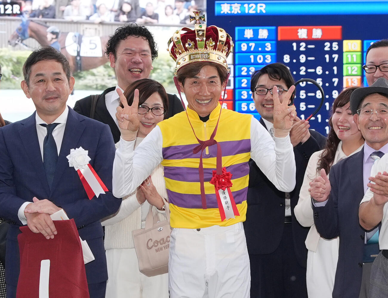 毎日王冠を制し王冠をかぶって笑顔の幸英明騎手（中央）